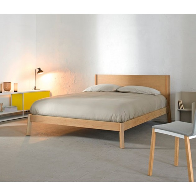 dormitorio con Cama breda sin dosel en roble de Punt Mobles