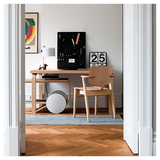 Habitación con Tea Trolley 901 abedul bandejas linóleo negro de Artek