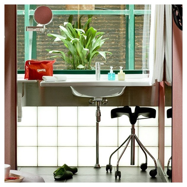 Taburete Binaria de BD Barcelona en Moises Showroom