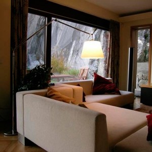 salón con Tolomeo Mega beige Artemide.