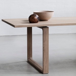 Mesa Essay extensible de Fritz Hansen en roble aceitado en Moises Showroom