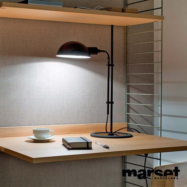 escritorio con Lámpara Funiculí S Marset color negro
