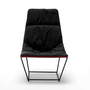 Butaca ACE con base metálica de Viccarbe en Moises Showroom