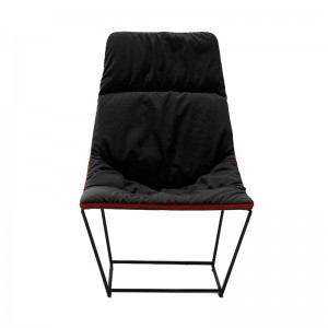 Butaca ACE con base metálica de Viccarbe en Moises Showroom