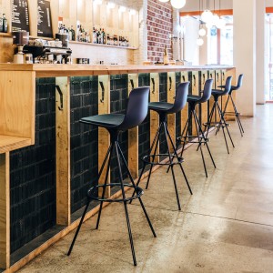 Taburete Lottus giratorio lacado de Enea en Moises Showroom