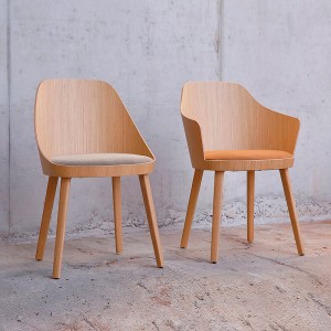 Silla Kaiak de Enea con asiento tapizado en Moises Showroom