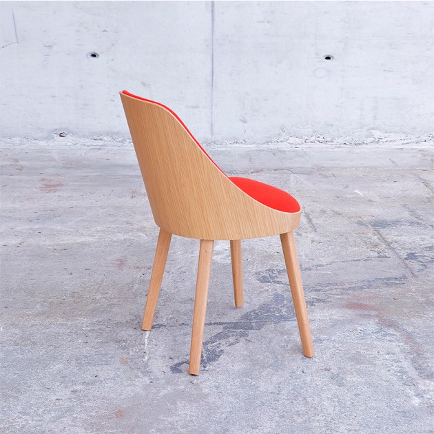 Silla Kaiak de Enea con asiento tapizado en Moises Showroom