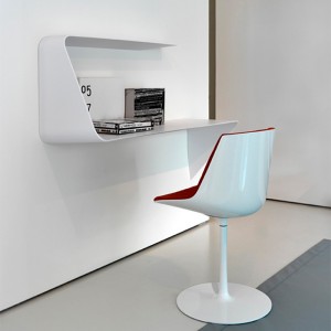 Estante y escritorio colgante Mamba de MDF Italia en Moises Showroom