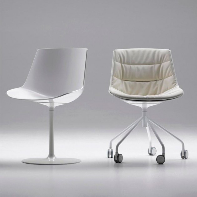 Silla Flow con base giratoria de pie central de MDF Italia en Moises Showroom