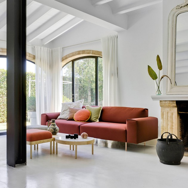 Sofá Tiptoe de Sancal con brazo largo en Moises Showroom