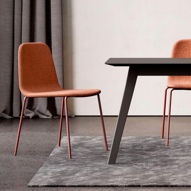 Silla Bisell tapizada con pies metálicos de Treku en Moises Showroom