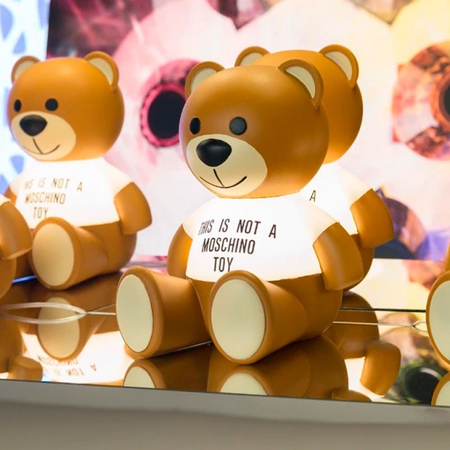 Ambiente con Lámparas TOY Moschino de Kartell. Disponible en Moisés Showroom