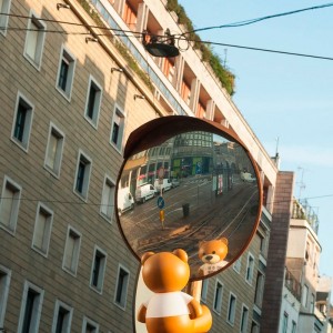 lámpara TOY de Kartell en ambiente exterior reflejo espejo.Disponible en Moisés showroom