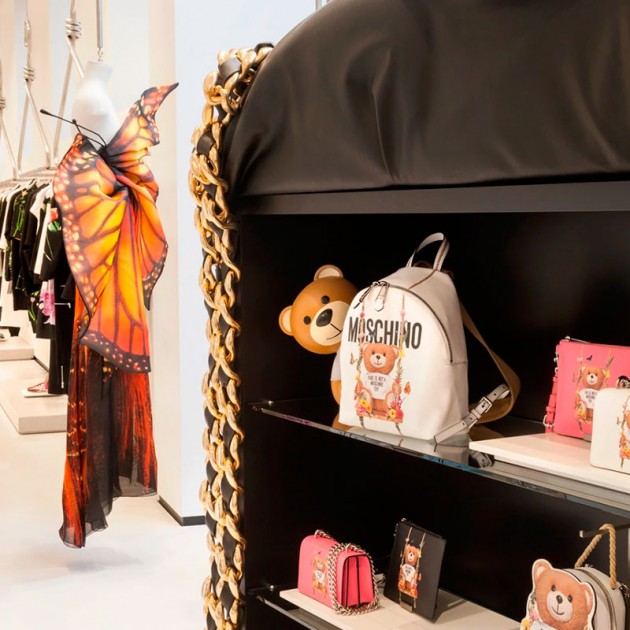 lámpara Toy de Kartell en vitrina de tienda Moschino. Disponible en Moisés showroom