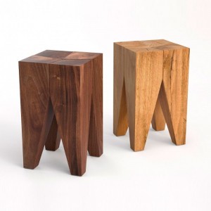 Taburetes ST04 Backenzahn en nogal y roble de E15. Disponible en Moisés Showroom
