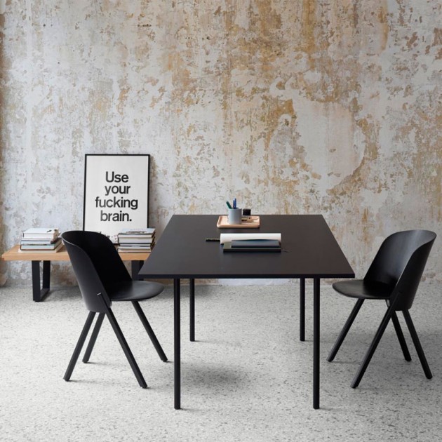 Ambiente reunión con Mesa Anton tablero negro patas acero negro de E15. Disponible en Moisés Showroom