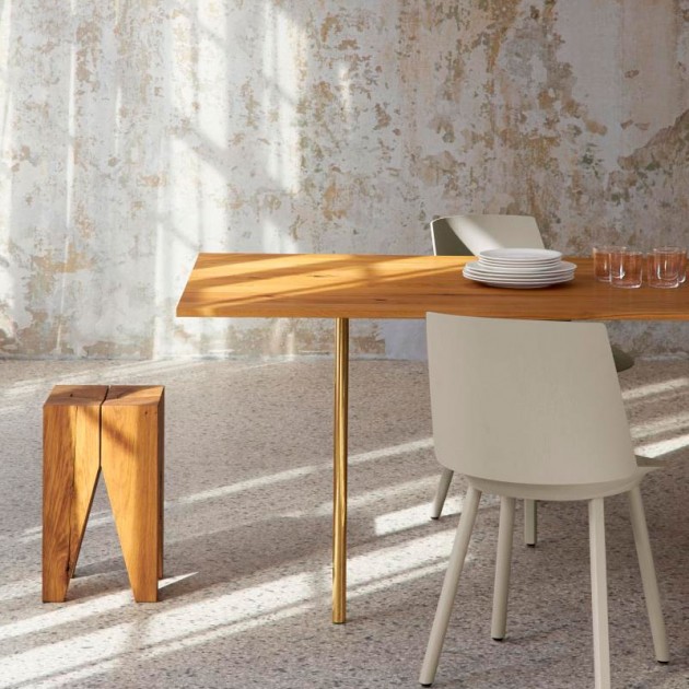 Ambiente reunión con Mesa Anton tablero roble patas oro de E15. Disponible en Moisés Showroom