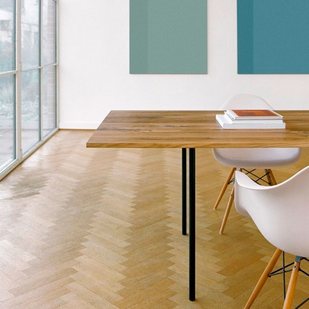 Ambiente con Mesa Anton tablero roble patas acero negro de E15 y silla Vitra Eames. Disponible en Moisés Showroom