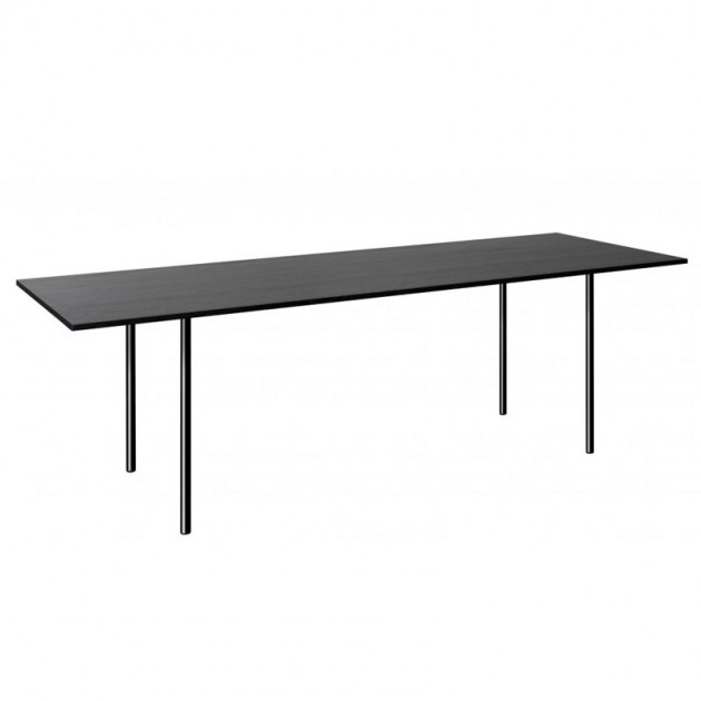 Mesa Anton tablero negro patas lacado negro de E15. Disponible en Moisés Showroom