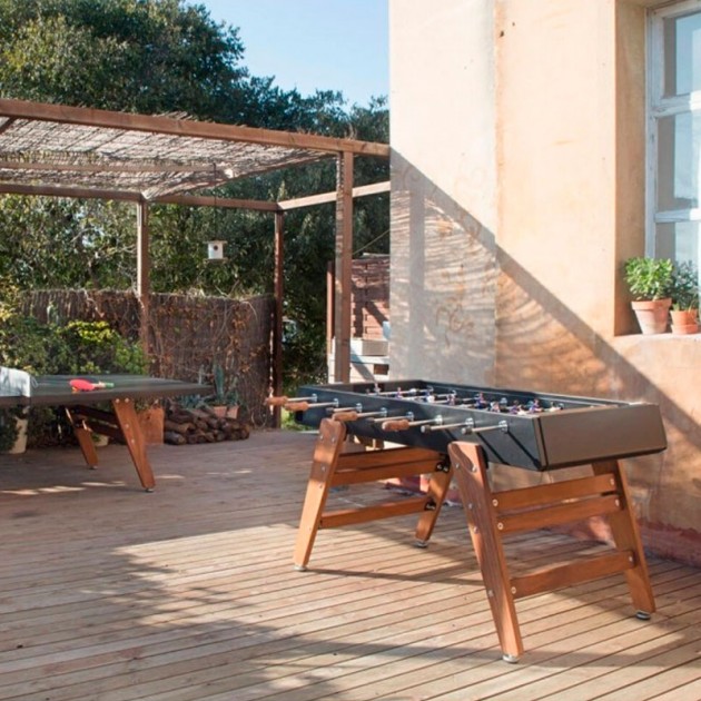 Terraza con Futbolin RS#3 wood color negro patas madera iroko de RS Barcelona. Disponible en Moisés showroom