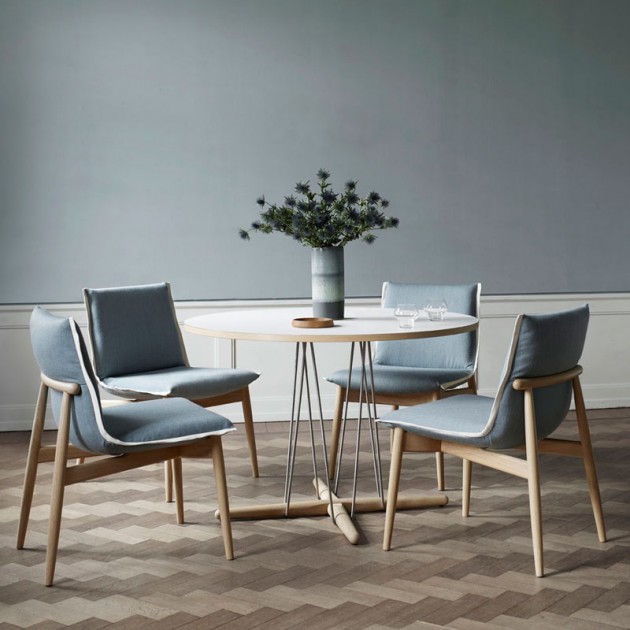 Mesa embrace E020 mediana en roble jabón blanco con base acero inoxidable de Carl Hansen. Disponible en Moisés showroom