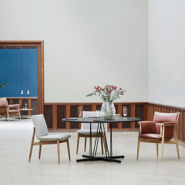 Comedor con Mesa embrace E020 grande en roble negro base negro de Carl Hansen. Disponible en Moisés showroom