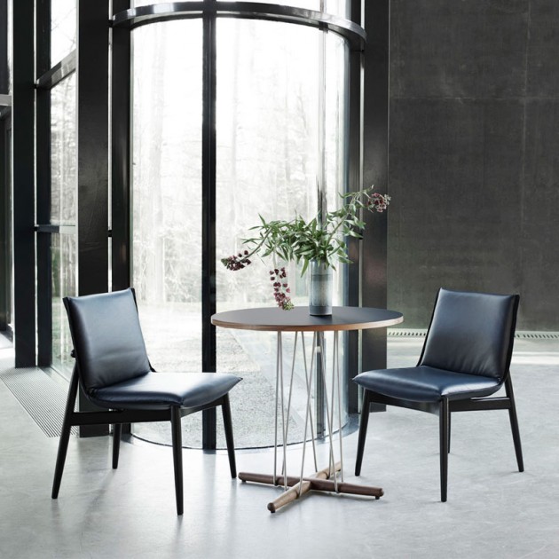 Sala espera Mesa embrace E020 pequeña en roble jabón con base acero inoxidable de Carl Hansen. Disponible en Moisés showroom
