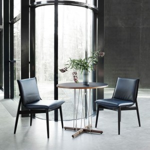 Sala espera Mesa embrace E020 pequeña en roble jabón con base acero inoxidable de Carl Hansen. Disponible en Moisés showroom
