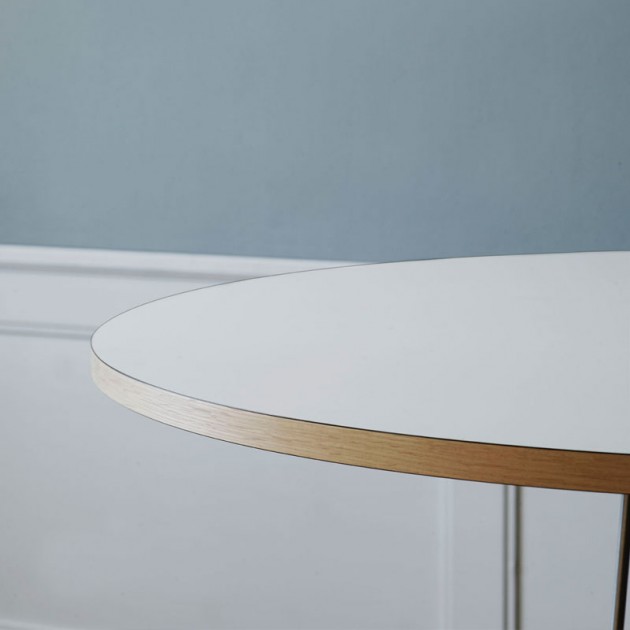 Detalle acabado madera Mesa embrace E020 en roble jabón con base acero inoxidable de Carl Hansen. Disponible en Moisés showroom