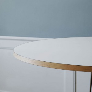 Detalle acabado madera Mesa embrace E020 en roble jabón con base acero inoxidable de Carl Hansen. Disponible en Moisés showroom