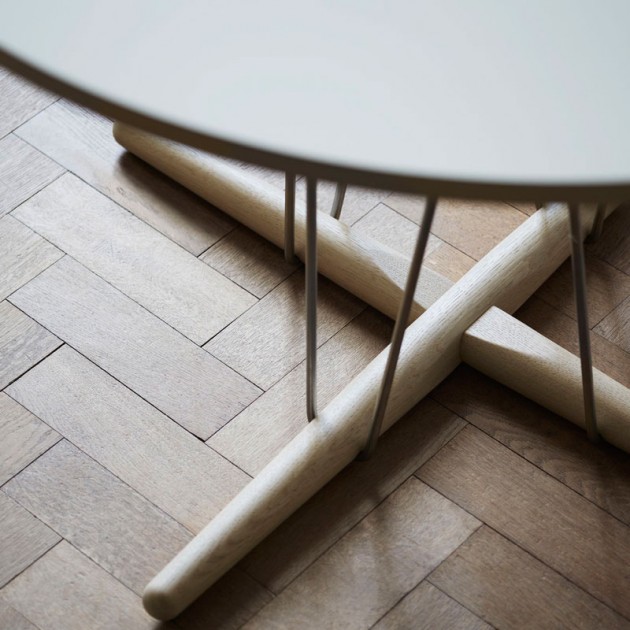 detalle patas Mesa embrace E020 en roble jabón con base acero inoxidable de Carl Hansen. Disponible en Moisés showroom