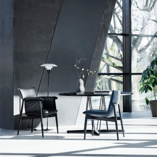 Ambiente reunión Mesa embrace E020 en roble negro con base negra de Carl Hansen. Disponible en Moisés showroom