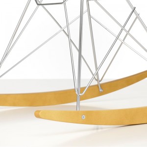 Detalle base cromada mecedora RAR de Vitra en Moises Showroom