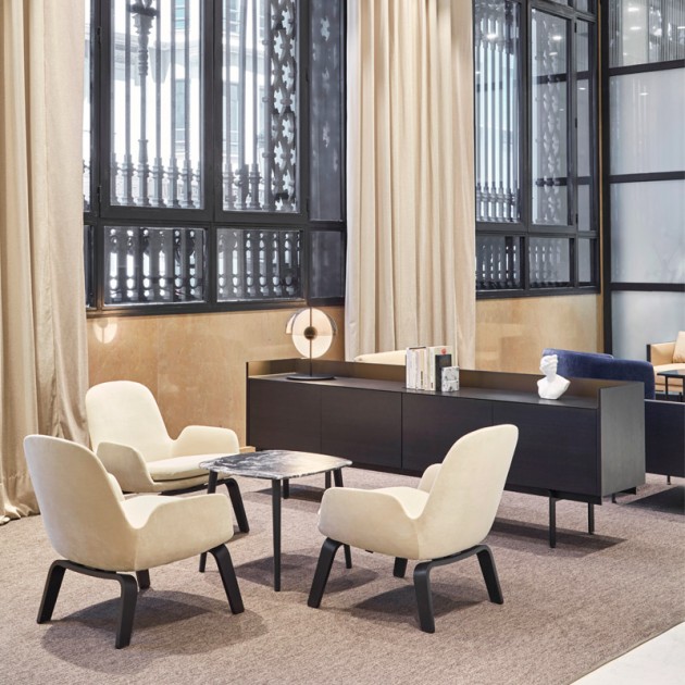 salón con Aparador Stockholm 401 roble ébano con patas y tapa bronce de punt Mobles