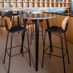 Ambiente taburete HARI con respaldo en madera de haya de Ondarreta en Moises Showroom