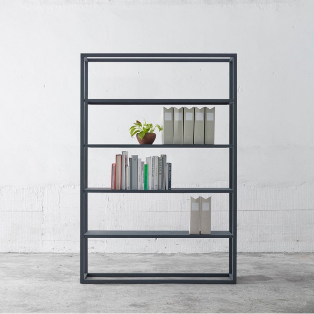 Estantería DRY Modulo 5 azul marino de Ondarreta en Moises Showroom ambientada