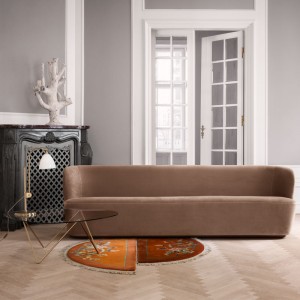 Salón con sofá Stay de Gubi en Moises Showroom