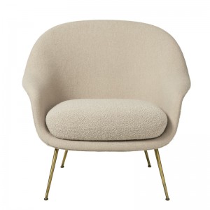 Bat Lounge chair con respaldo bajo de Gubi en Moises showroom