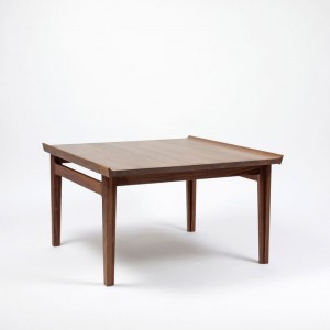 Mesa 500 Tabla cuadrada de Finn Juhl en Moises Showroom