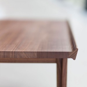 Detalle canto Mesa 500 Tabla rectangular de Finn Juhl en Moises Showroom