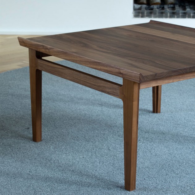 Mesa 500 cuadrada de Finn Juhl en Moises Showroom
