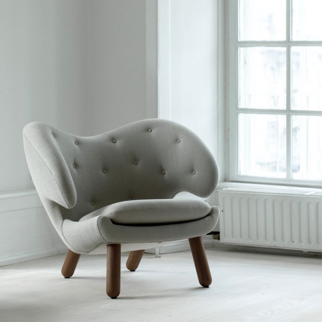 Sillón Pelican Chair con botones gris de House of Finn Juhl en Moises Showroom