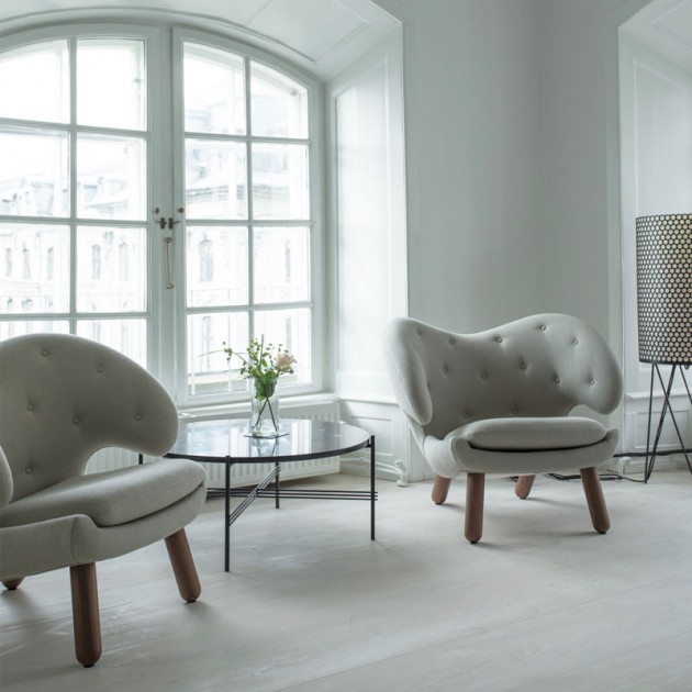 Sillón gris Pelican Chair con botones de House of Finn Juhl en Moises Showroom