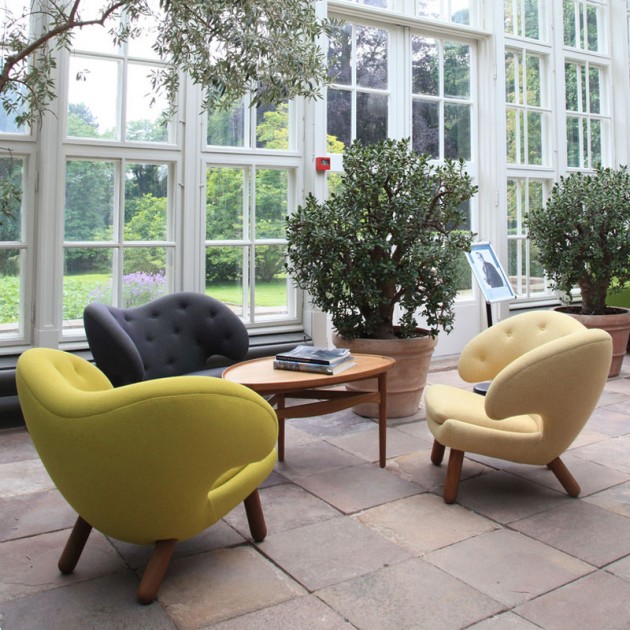 Sillónes Pelican Chair con botones de House of Finn Juhl en Moises Showroom