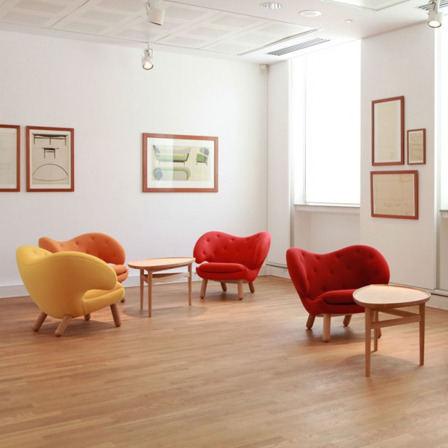 Sillónes colores Pelican Chair con botones de House of Finn Juhl en Moises Showroom
