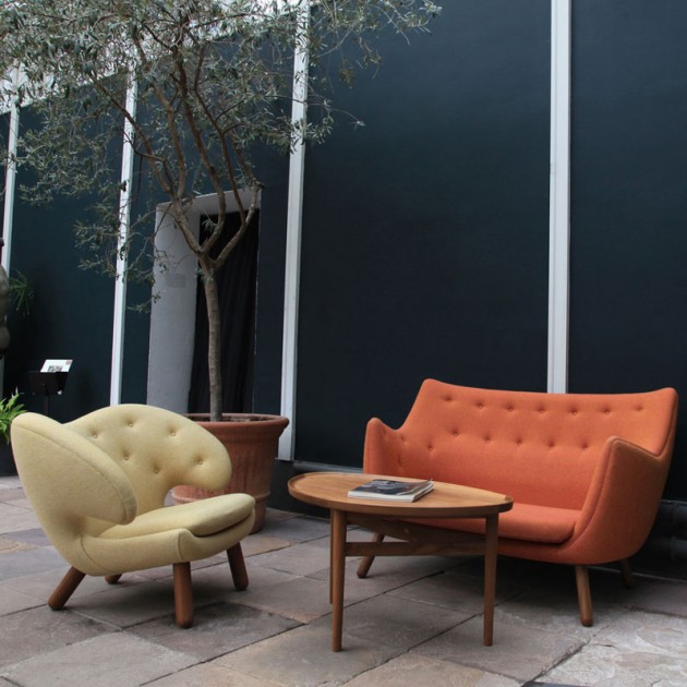 Sillón Pelican Chair amarillo con botones de House of Finn Juhl en Moises Showroom