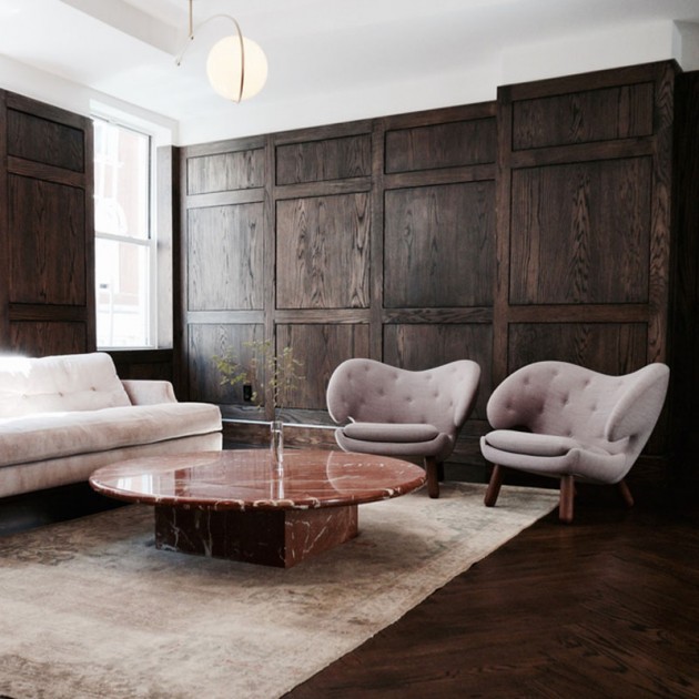 Sillón Pelican Chair gris con botones de House of Finn Juhl en Moises Showroom
