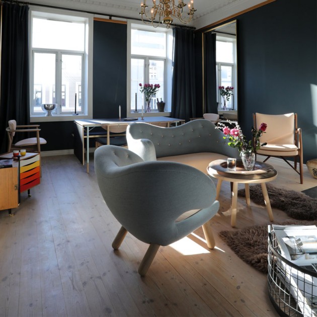 Sillón Pelican Chair con botones de House of Finn Juhl en Moises Showroom
