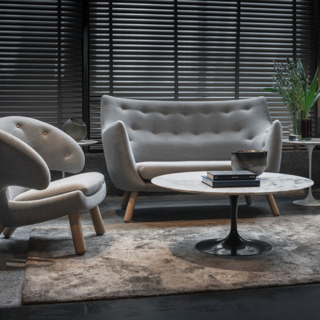 Sillón Pelican Chair con botones de House of Finn Juhl en Moises Showroom