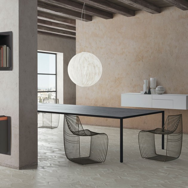 Mesa Tense Material Wood carbón de MDF Italia en Moises Showroom